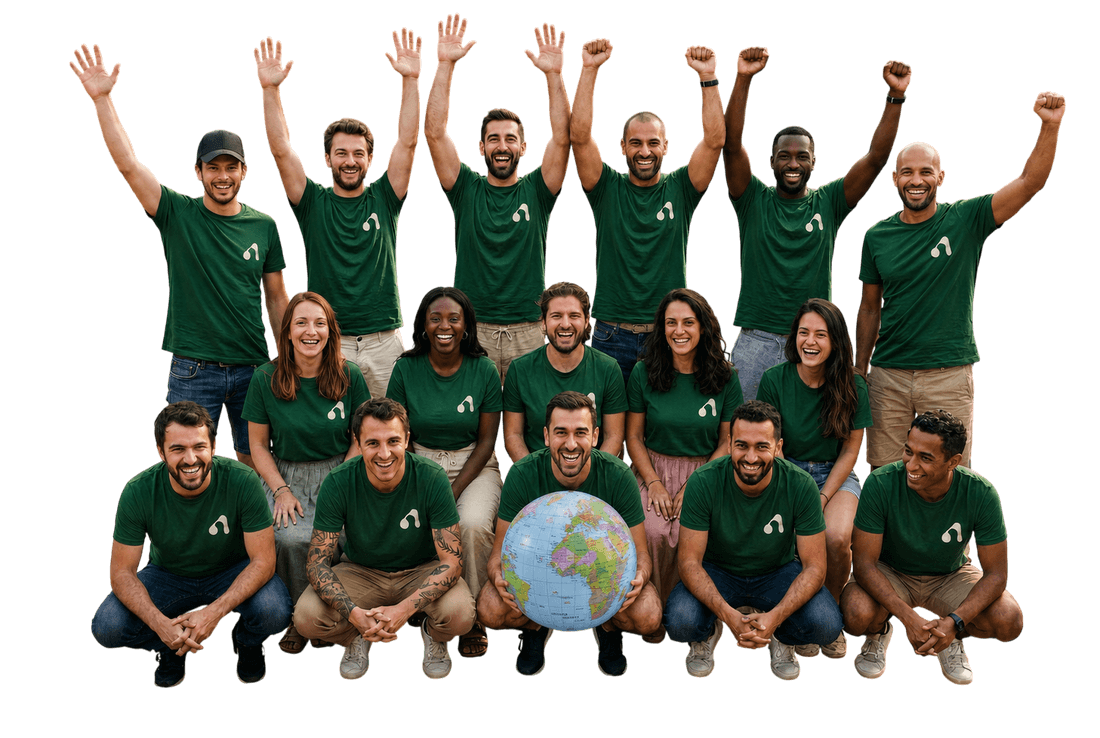 L'équipe Uclic — trois rangées de collaborateurs souriants, bras levés, t-shirts verts uclic